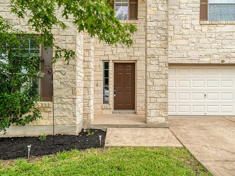 211 Hanstrom Dr — Photo 5