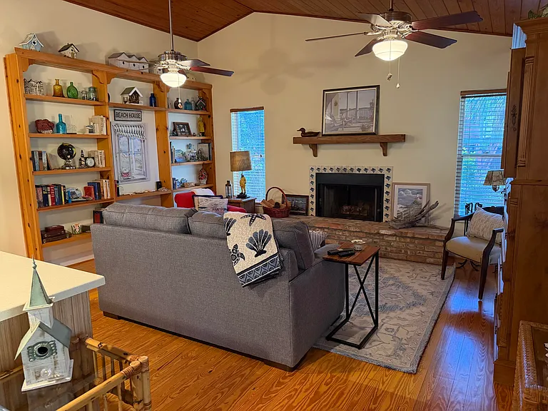 1941 W Shell Ln — Photo 7