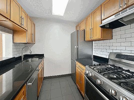 4th image of 327 Saint Nicholas Ave APT 4H