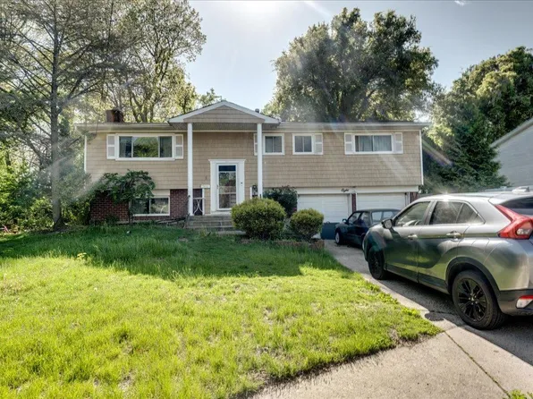 8 Holly Court, North Babylon, NY 11703