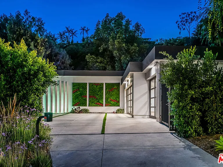 1049 Loma Vista Dr — Photo 3