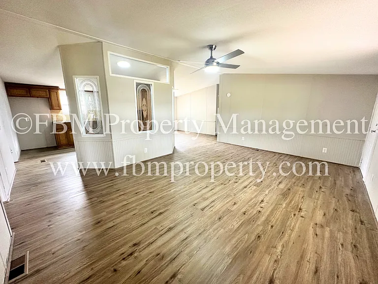 402 E College Ave — Photo 4
