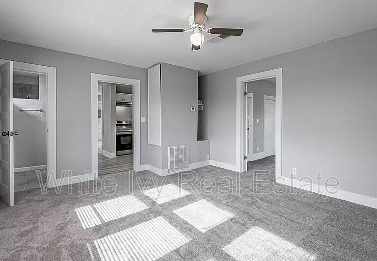 200 W Caroline St #B — Photo 12