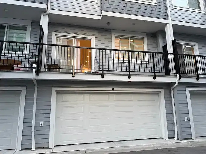 3 bed, 2.5 bath, 1352 sqft, $3,200 — Photo 2