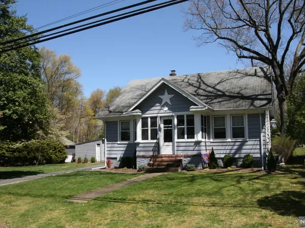 8 Edgewood Ave, Wyckoff, NJ 07481