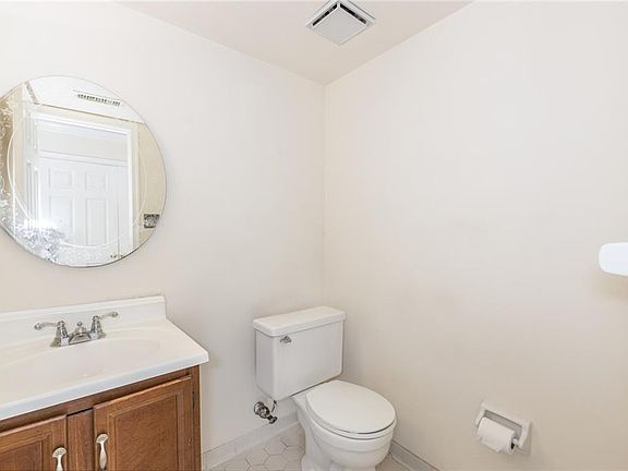 5th image of 949 Sir Wilfred Cir