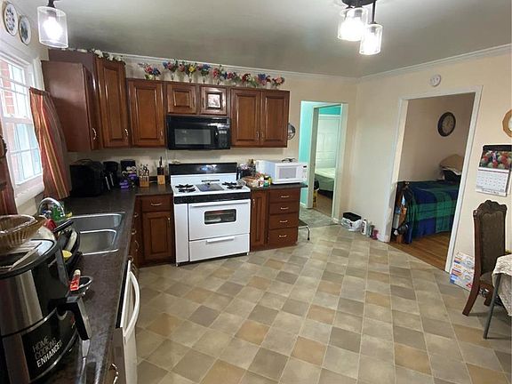 5th image of 927 Apple St