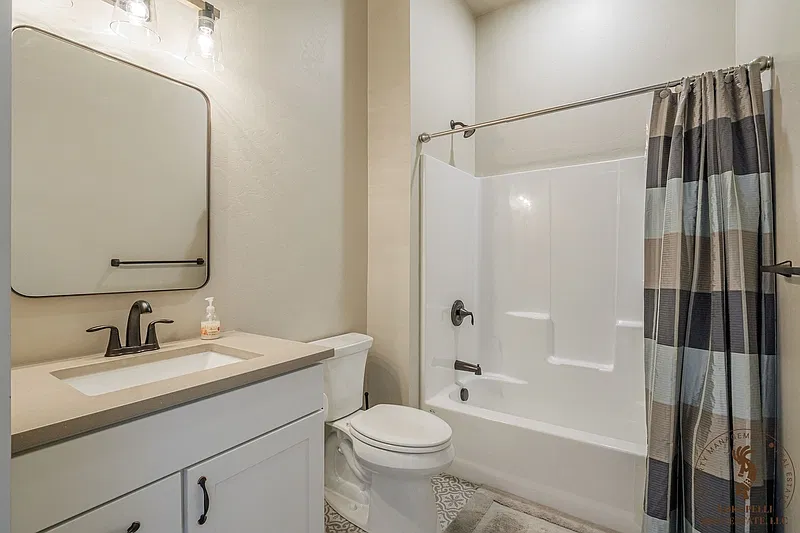 3 bed, 2.0 bath, 1701 sqft, $2,350 — Photo 4