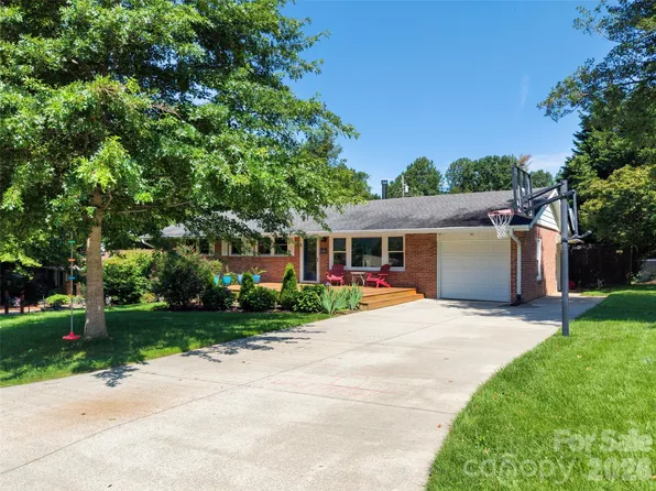 217 S Hillandale Dr, East Flat Rock, NC 28726