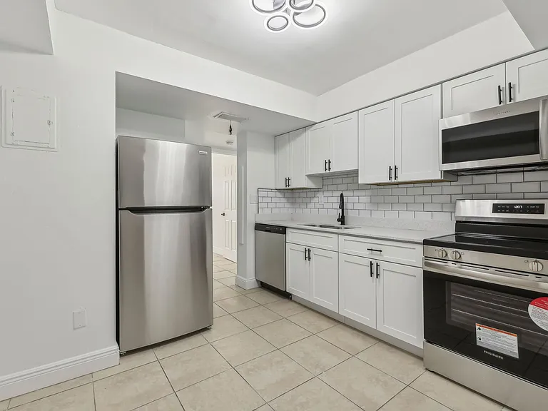 The Oaks Apartments — Photo 32