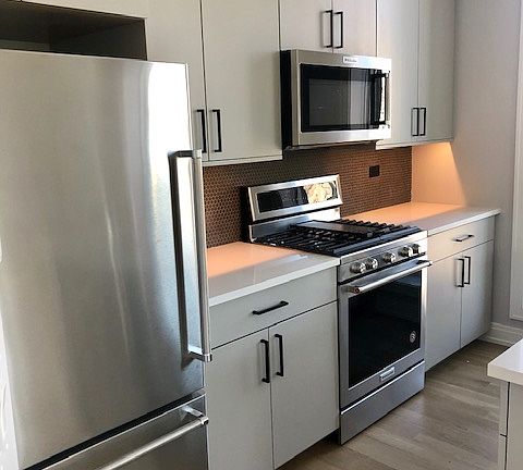 3rd image of 1050 W Cornelia Ave