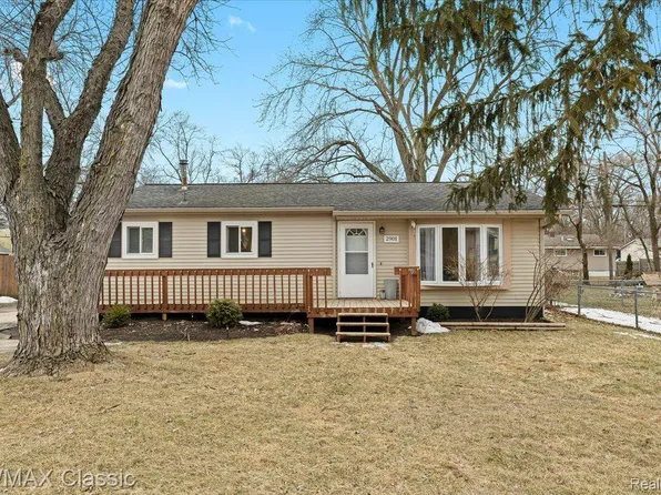 2901 Woodlawn St, Walled Lake, MI 48390
