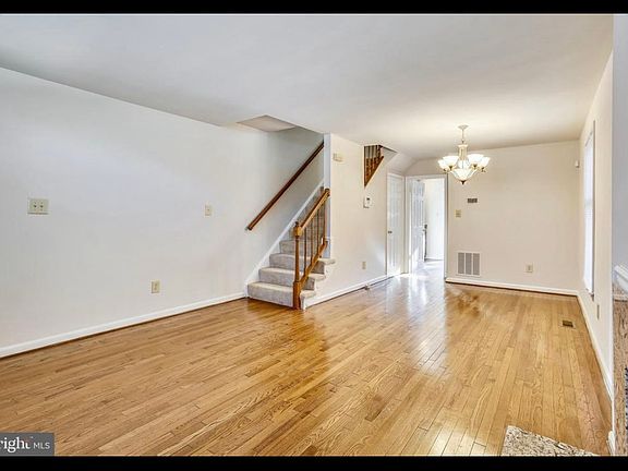 3rd image of 501 Colecroft Ct