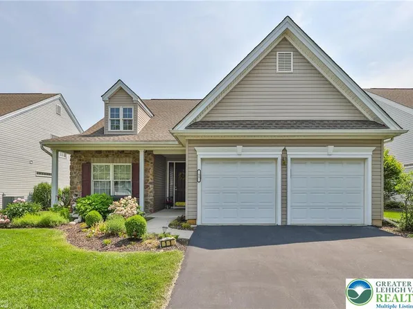 11 Inverness Ln, Easton, PA 18045