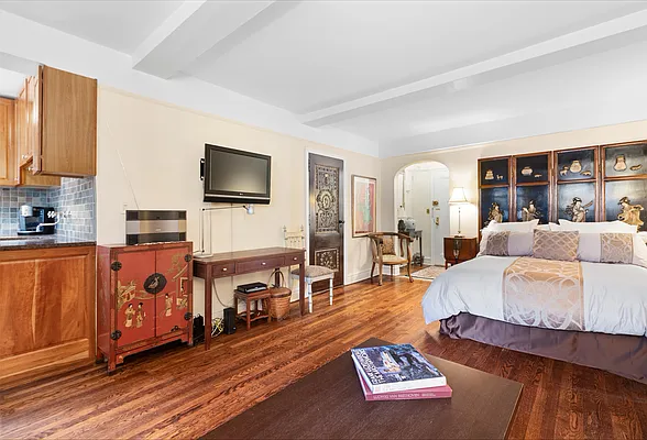 Sold by Compass | media 9