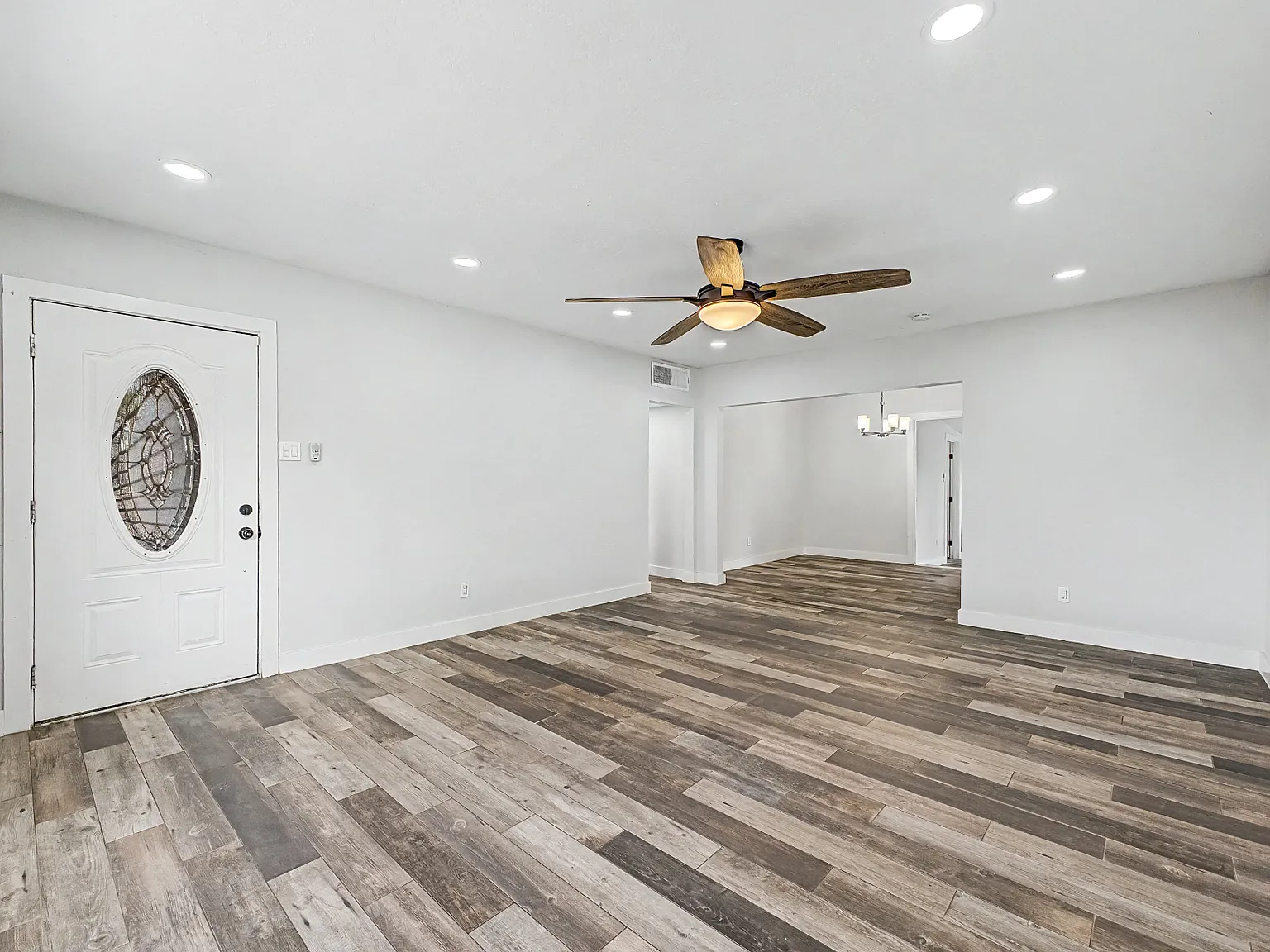 3 bed, 8900 sqft, $2,250 — Photo 2