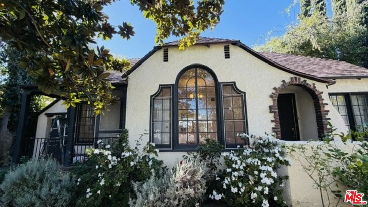 1 bed, 1.0 bath, 890 sqft, $2,950 — Photo 2