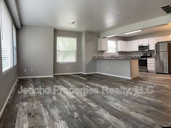 2nd image of 32 N Harlan St