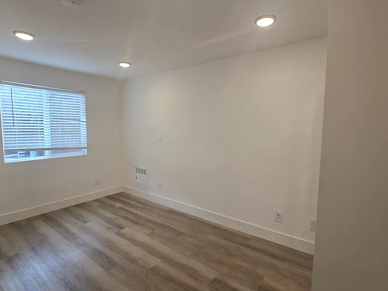 1651 La Salle Ave #B — Photo 6
