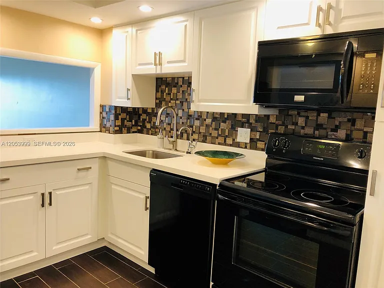 2850 N Palm Aire Dr #404 — Photo 34