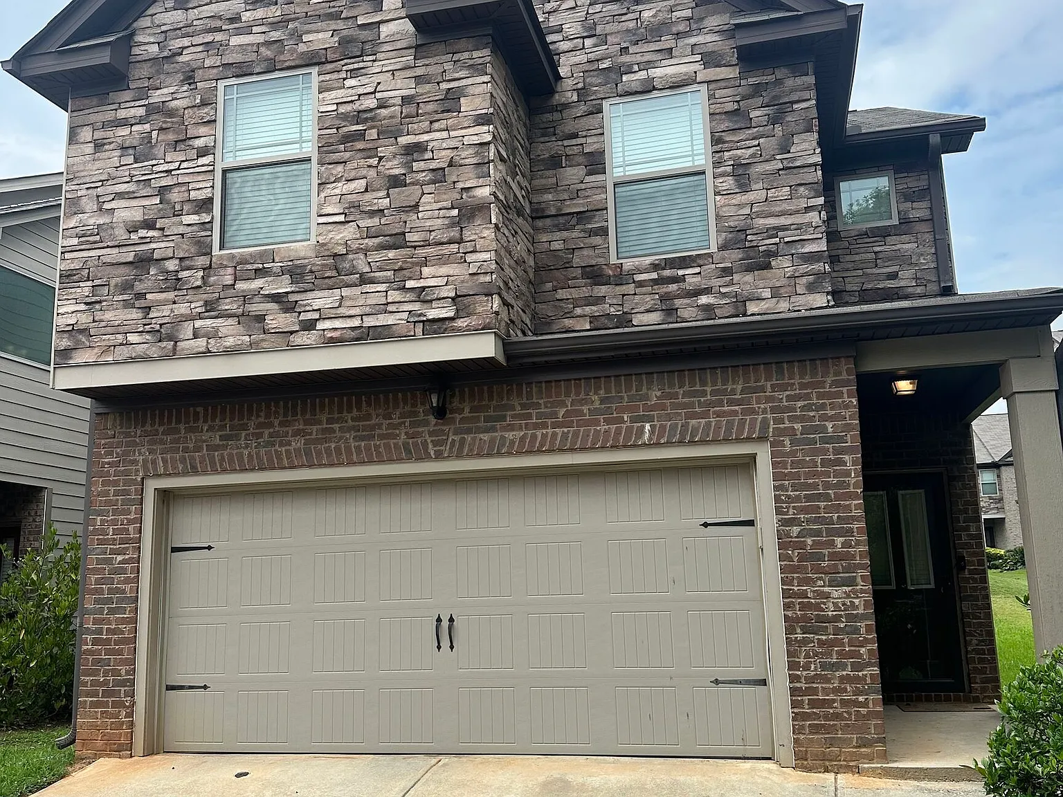 3 bed, 2.5 bath, 3554 sqft, $2,150 — Photo 1