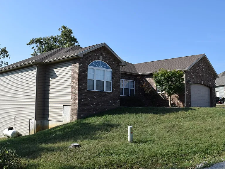16218 Heartland Ln — Photo 3