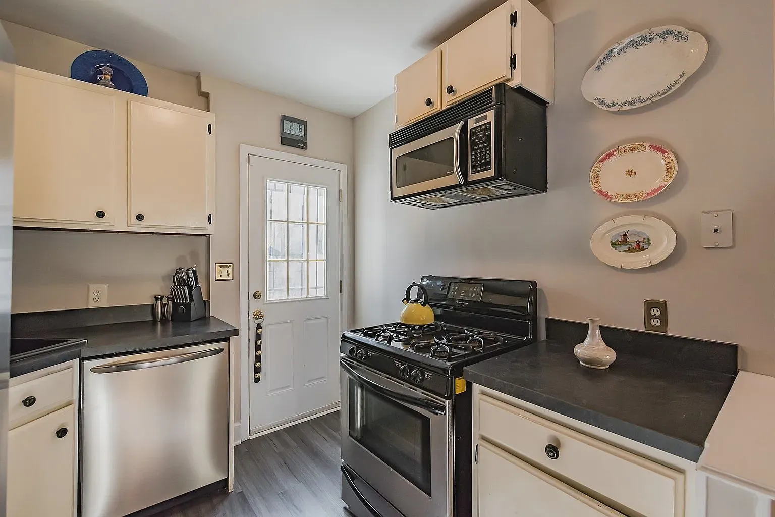2 bed, 1.0 bath, 1004 sqft, $3,250 — Photo 3