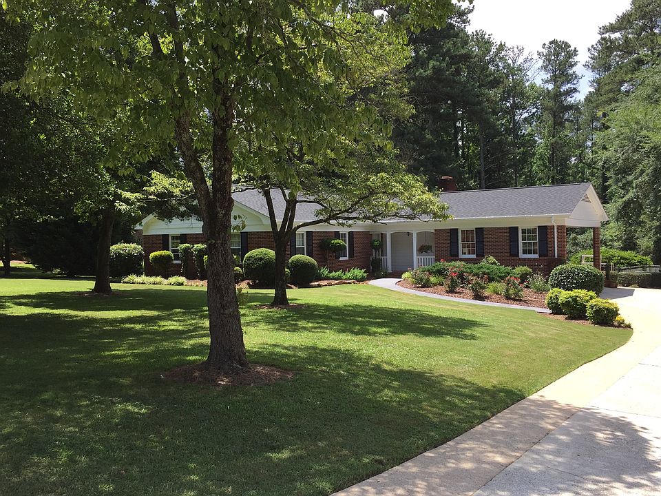 Gorgeous lawn/entrance  walk