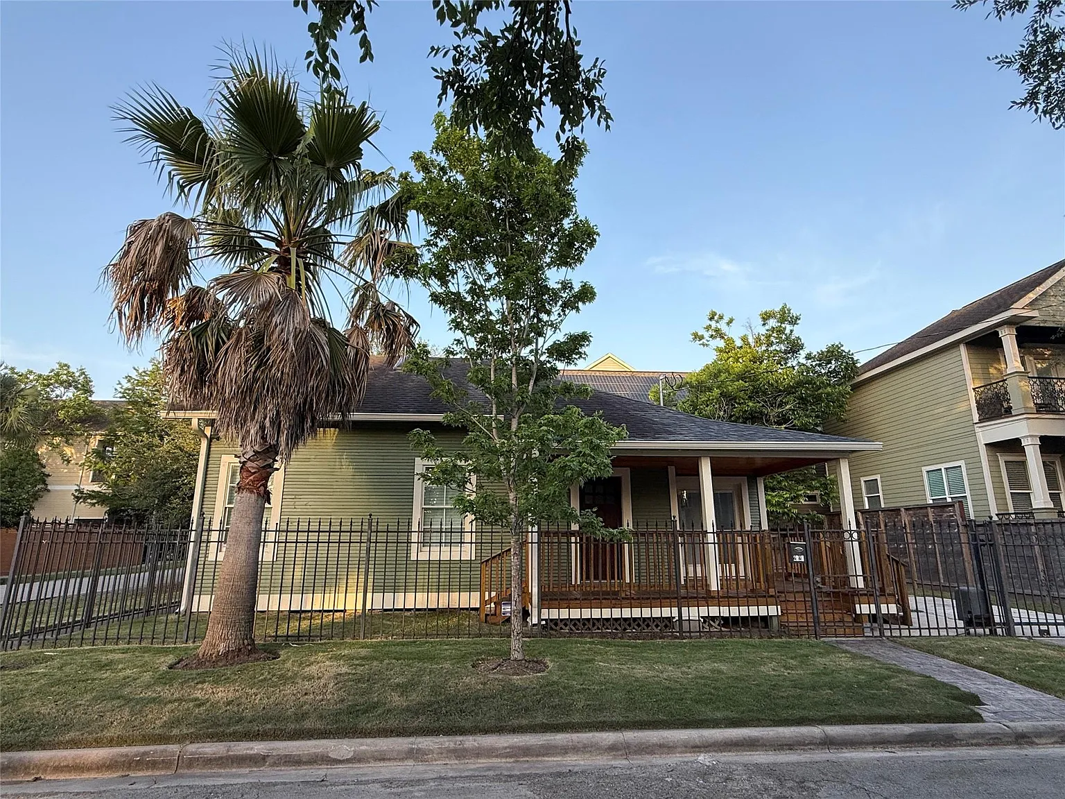 2 bed, 1.0 bath, 824 sqft, $2,250 — Photo 1