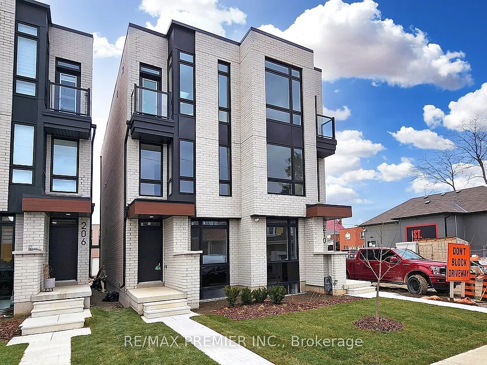 208 McRoberts Ave W #LOWER
