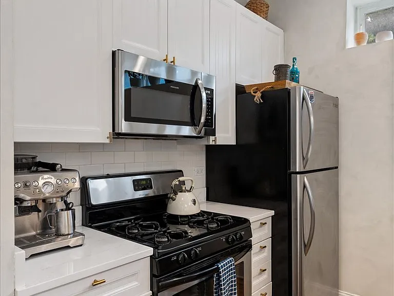 1861 N Hoyne Ave #1F — Photo 9