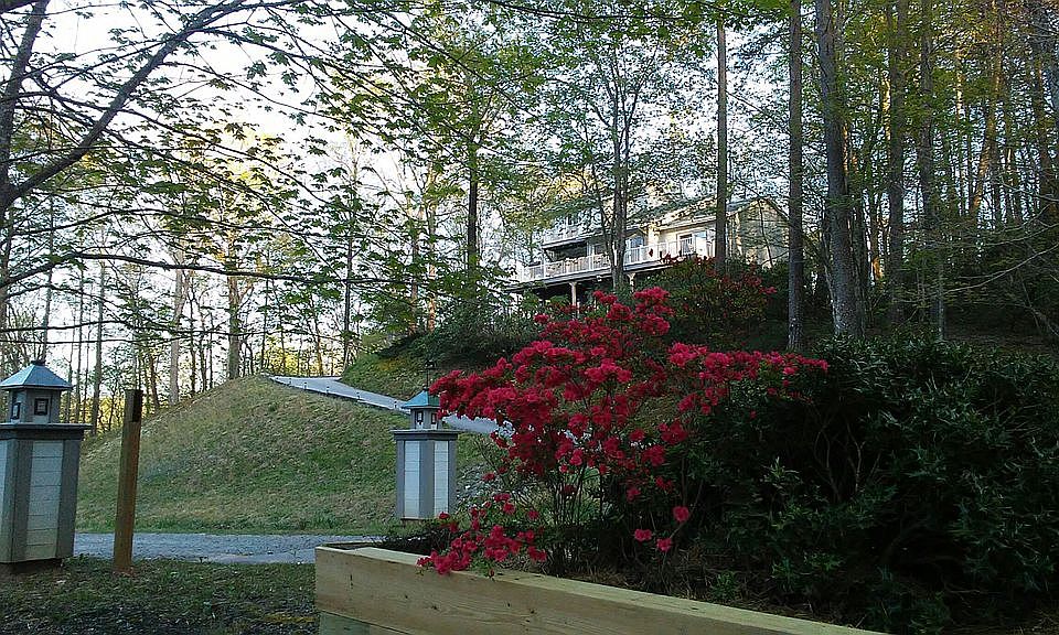 1st image of 484 Duck Pond Ln