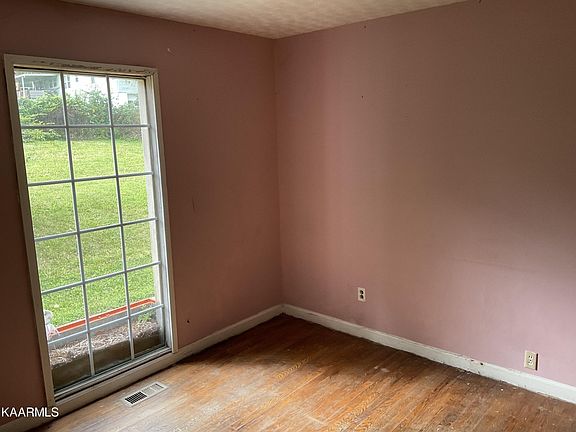 3rd image of 1104 Glenoaks Dr