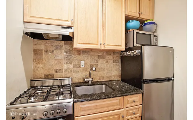 Rented by Douglas Elliman | media 8