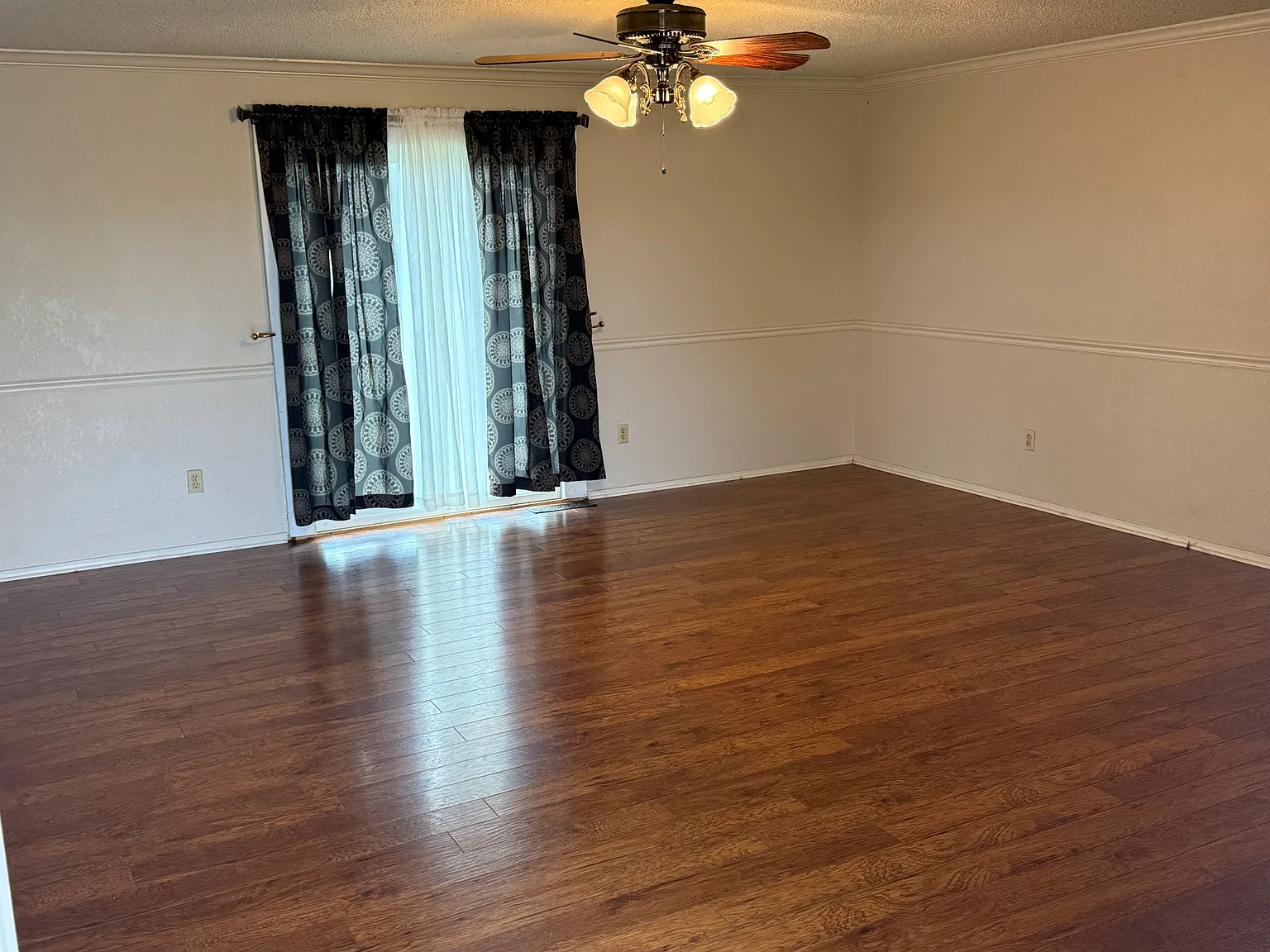 4 bed, 1947 sqft, $2,400 — Photo 2