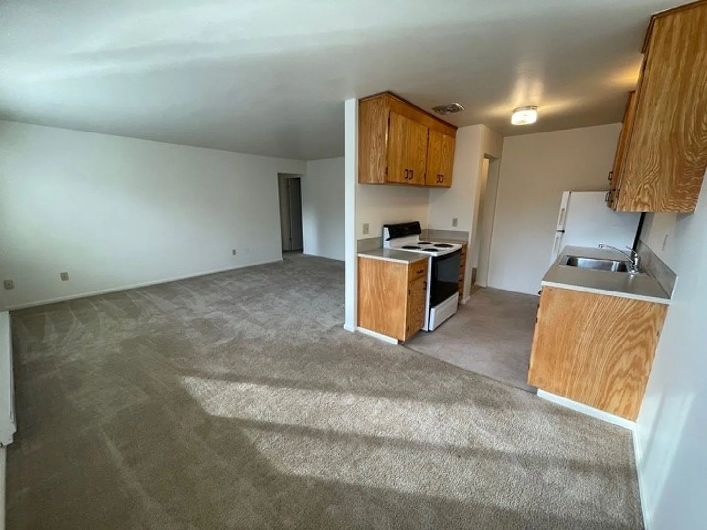 (3C) Corner Manor — Photo 2