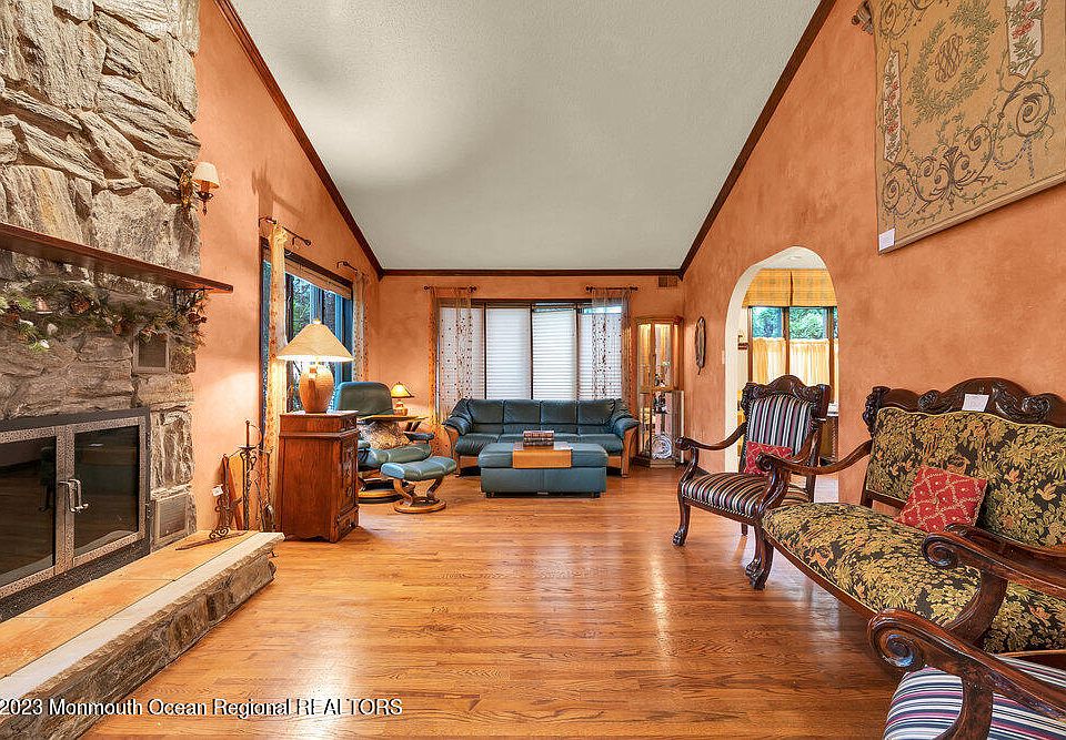 1st image of 517 Hemlock Hill Drive