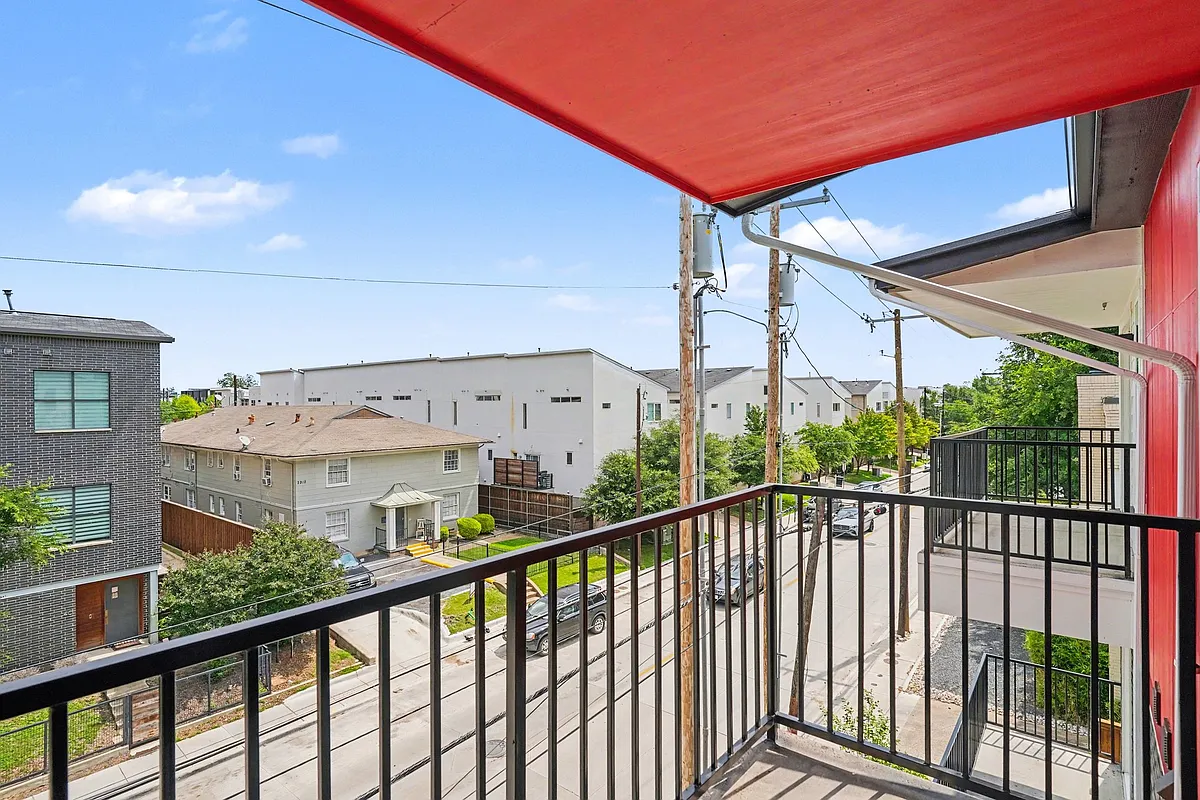 Building Photo - 2217 N Fitzhugh Ave #302
