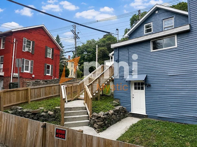 3 bed, 2.0 bath, 1212 sqft, $2,426 — Photo 3