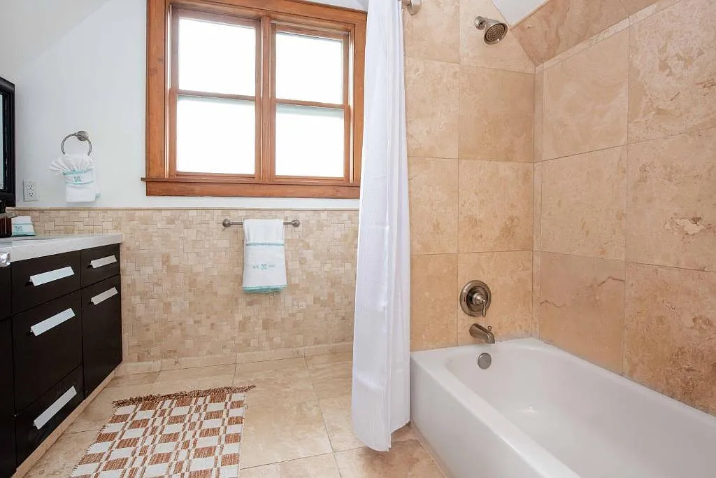 3 bed, 2.5 bath, 1722 sqft, $6,000 — Photo 3