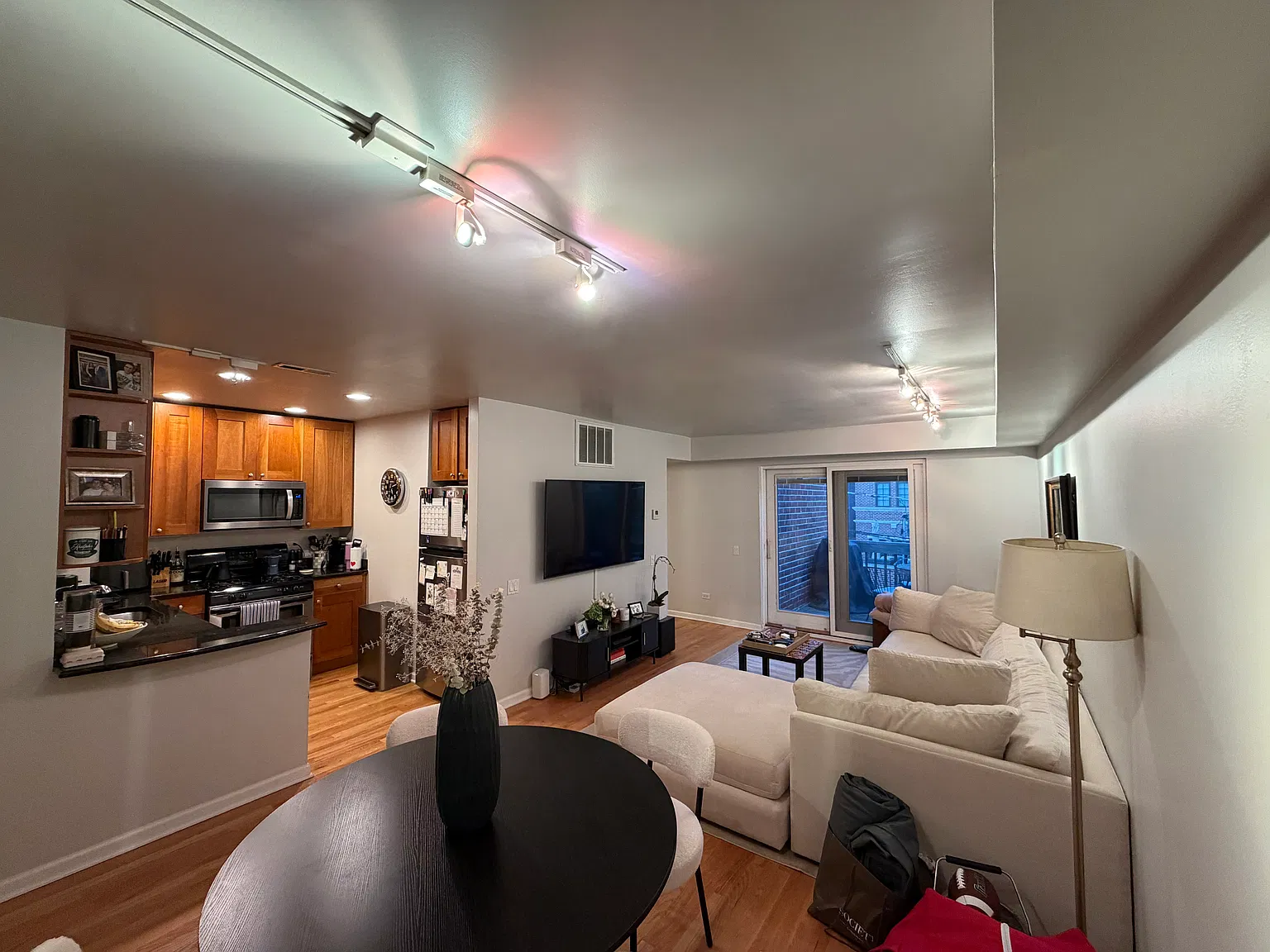 2 bed, 900 sqft, $3,600 — Photo 2