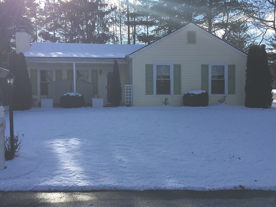 1st image of 63 Essex Ct