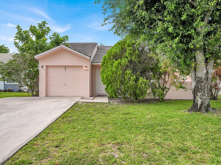 5864 Strawberry Lakes Cir — Photo 1