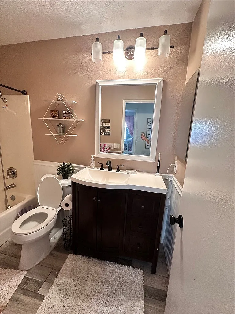 3 bed, 2.5 bath, 1355 sqft, $3,300 — Photo 4