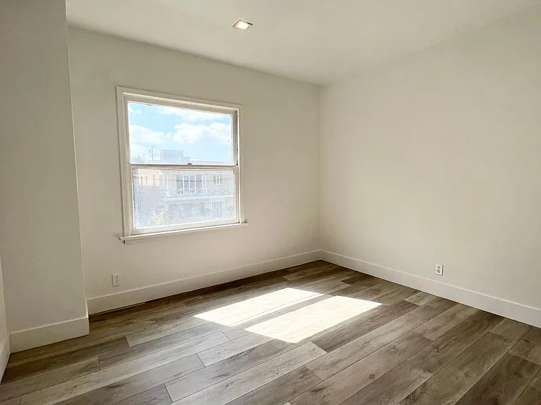 7911 Blackburn Avenue — Photo 8