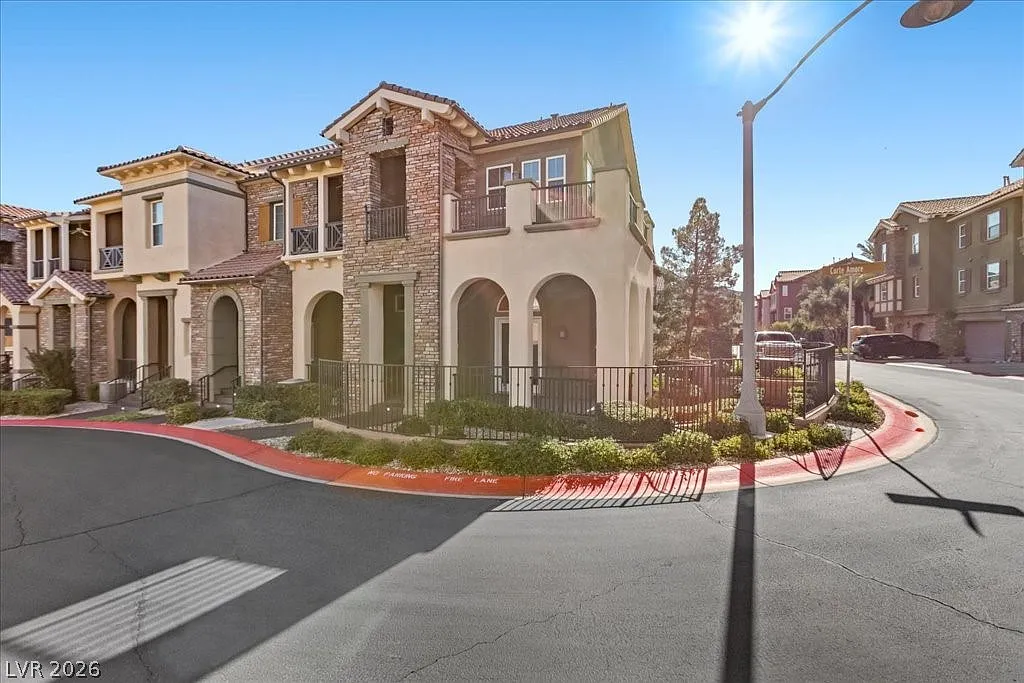 3 bed, 2.5 bath, 2181 sqft, $2,500 — Photo 1
