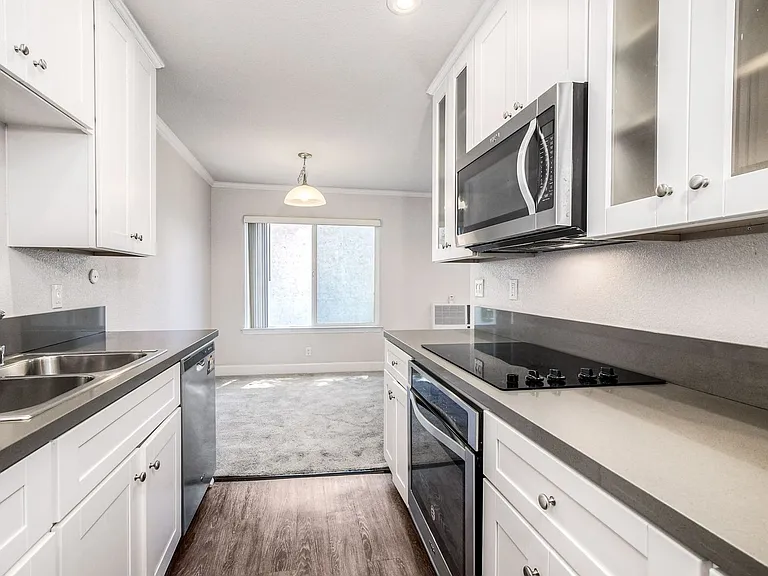 8545 Villa La Jolla Dr #H — Photo 29