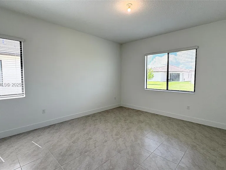5089 Penella Ave — Photo 7