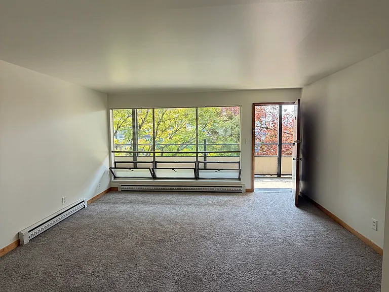 4122 11th Ave NE #302 — Photo 4