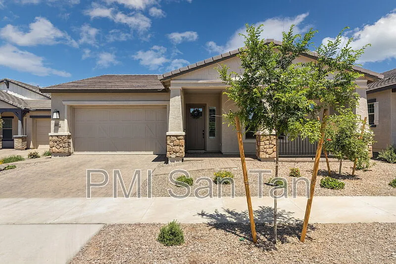 4 bed, 3.0 bath, 2310 sqft, $3,200 — Photo 4